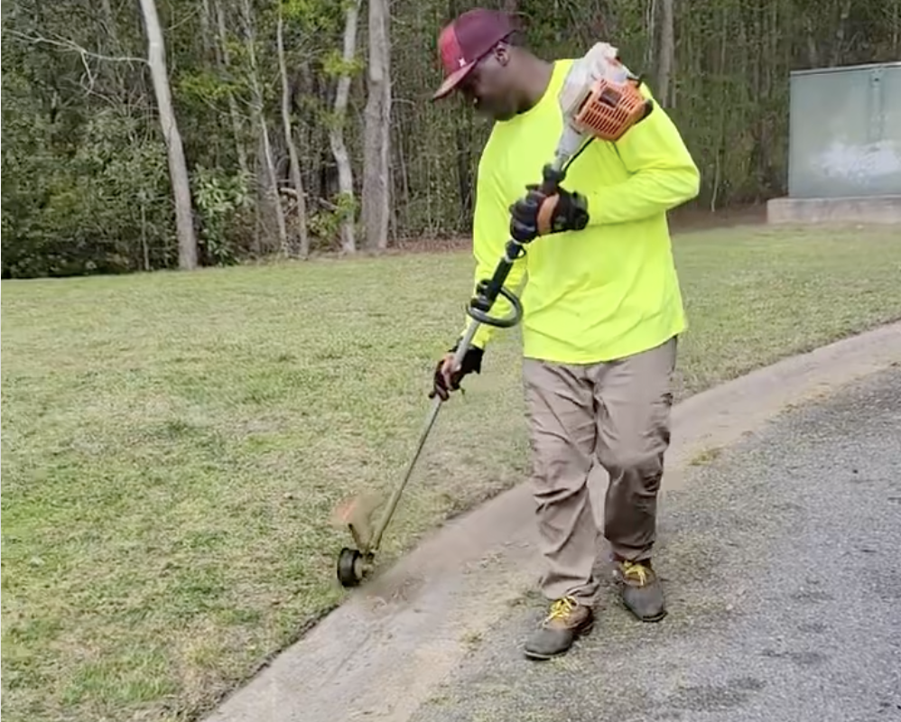Veli crew member edging a Savannah lawn